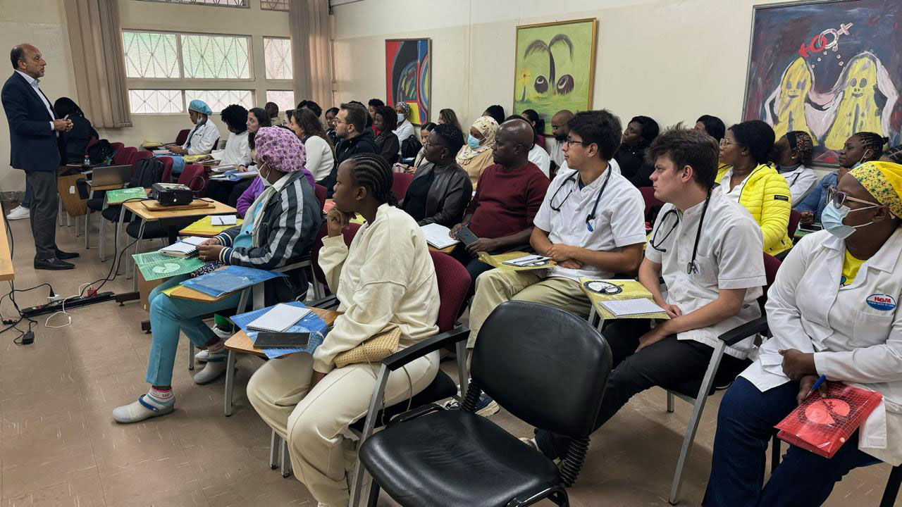 Renato Kfouri e participantes durante aula do curso