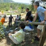 Participantes recebem instruções sobre manejo das mudas e preparo do solo, para que o crescimento se dê da forma espe