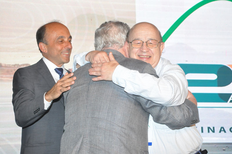 O ex-secretário administrativo Datis Hidalgo abraça José Luís da Silveira Baldy, fundador e ex-presidente da SBIm. R