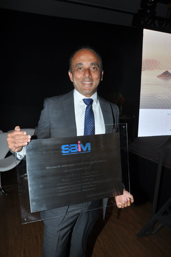 Vice-presidente da SBIm, Renato Kfouri, exibe placa em comemoração pelos 20 anos da SBIm.