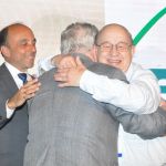 O ex-secretário administrativo Datis Hidalgo abraça José Luís da Silveira Baldy, fundador e ex-presidente da SBIm. R