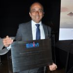 Vice-presidente da SBIm, Renato Kfouri, exibe placa em comemoração pelos 20 anos da SBIm.